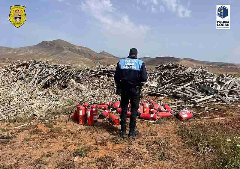 35 extintores vertidos ilegalmente en Puerto del Rosario